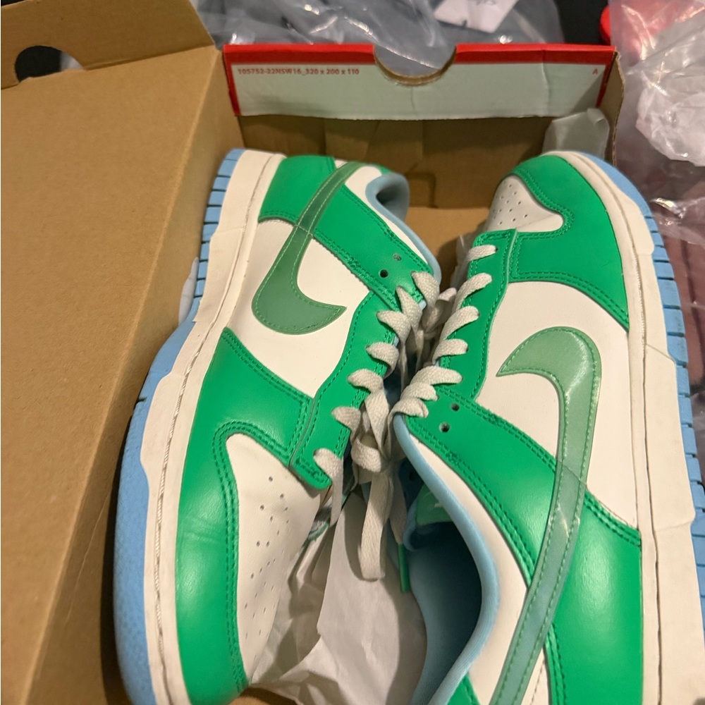 Nike Dunk Low Retro sneakers in the "Green Shock" men’s 8.5 women’s 10 - Picture 1 of 7